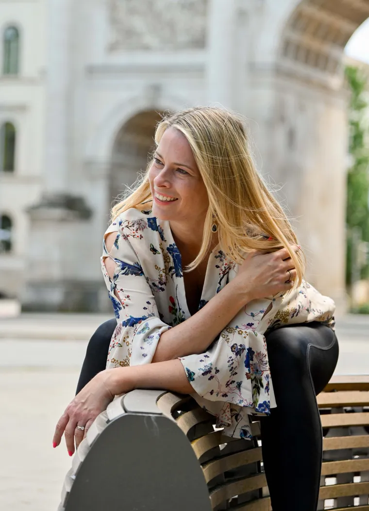 Bettina Hartung entspannt auf einer Bank