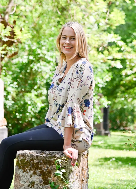 Bettina Hartung lächelnd im Park